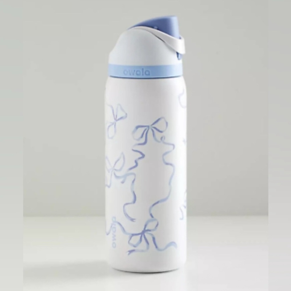 Owala FreeSip 32 oz “Tied And True” Blue Bows Water Bottle | UOLE | NIB